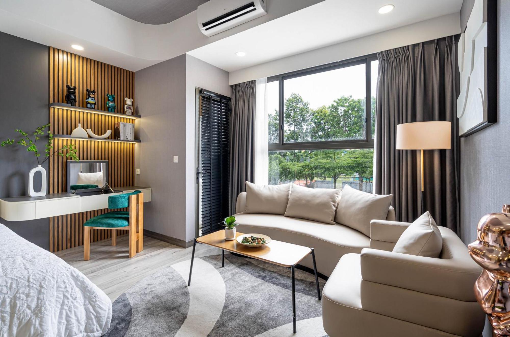 Airport - Botanica Premier -